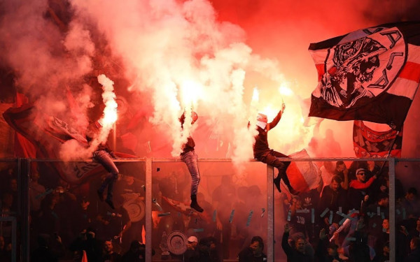 Η δήμαρχος του Άμστερνταμ τα έβαλε με τους οπαδούς του Άγιαξ και βρήκε τον μπελά της (βίντεο)