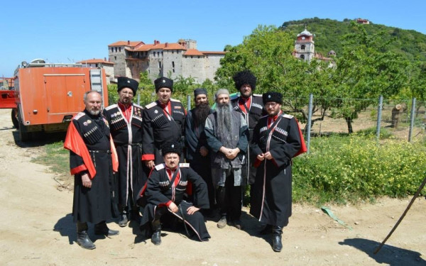 Άγιο Όρος: Μέχρι και Ρώσοι Κοζάκοι υπερεθνικιστές με τις στρατιωτικές τους στολές εισέβαλλαν στην υπό κατάληψη μονή Εσφιγμένου