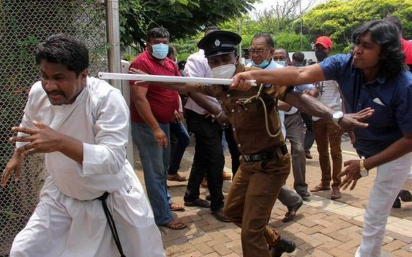 Σρι Λάνκα: Η αστυνομία έλαβε εντολές να πυροβολεί για να διατηρήσει την τάξη