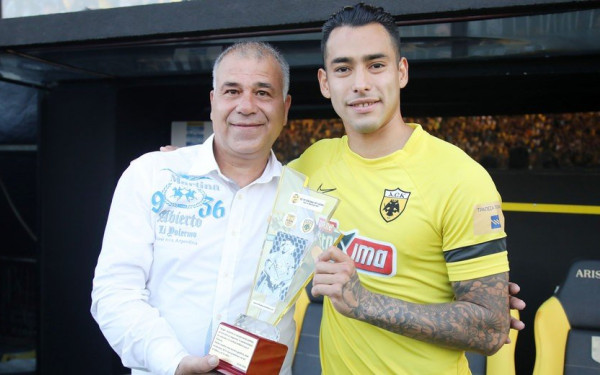 Άρης - ΑΕΚ: Βράβευση του Αραούχο και εντυπωσιακή ατμόσφαιρα στο γήπεδο (βίντεο)