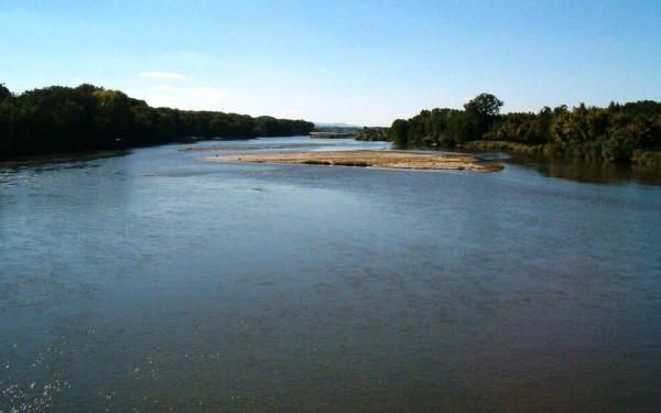 Νέα γραμμή του δικτύου της κατά μήκος του Αξιού σχεδιάζει η ΔΕΗ