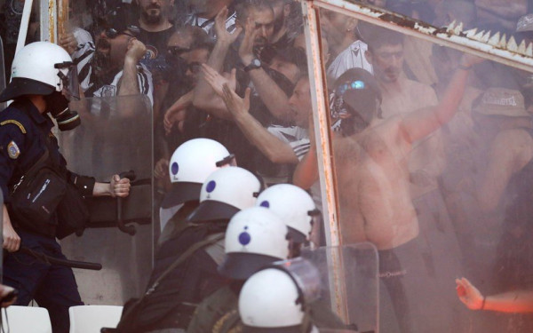 Το ελληνικό ποδόσφαιρο σε μία εικόνα: Οι "χαριτωμένοι" διάλογοι με τη Ζόζεφιν με φόντο το ξύλο της αρκούδας (βίντεο)