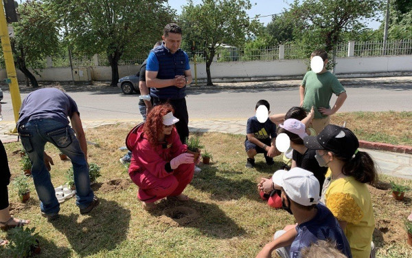Λαγκαδάς: Μαθητές δημοτικού φύτεψαν μελισσοκομικά φυτά στο δημοτικό πάρκο