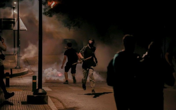 Πέταξαν μολότοφ τα ξημερώματα στα ΜΑΤ που φρουρούν τον εργολάβο της Βιβλιοθήκης στο ΑΠΘ