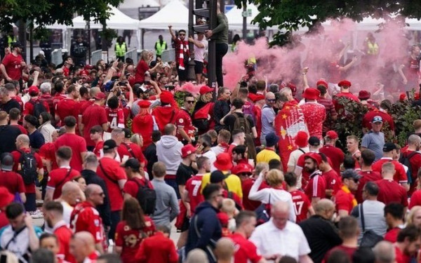 Champions League: "Ντου" οπαδών της Λίβερπουλ χωρίς εισιτήριο στο "Σταντ ντε Φρανς" - Μεγάλη καθυστέρηση στην έναρξη του τελικού (βίντεο)