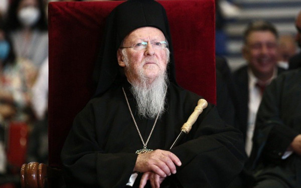 Στο σημείο της έκρηξης ο Βαρθολομαίος: Εκφράζει την οδύνη του για τα θύματα της επίθεσης στο Πέραν