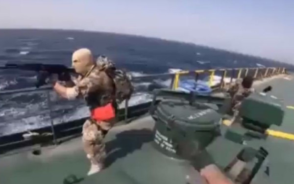 Στη δημοσιότητα η στιγμή που Ιρανοί κομάντο πηδούν στα ελληνόκτητα πλοία (βίντεο)