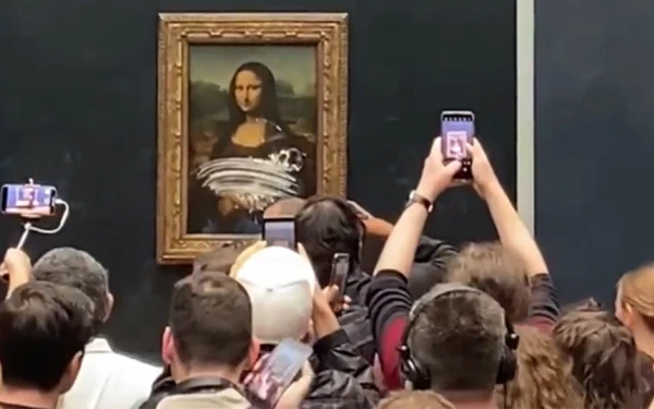 Ακτιβίστριες έλουσαν το τζάμι της Μόνα Λίζα με σούπα (βίντεο)