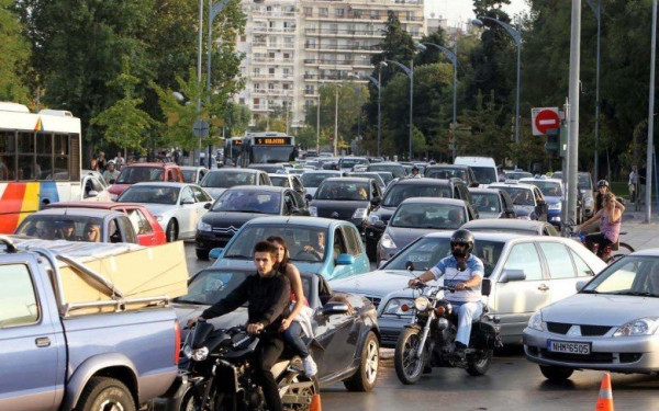 Αλλαγές στα τέλη κυκλοφορίας: Ποιά αυξάνονται, ποιά μειώνονται, σε ποιά ΙΧ θα δοθεί κίνητρο απόσυρσης (βίντεο)