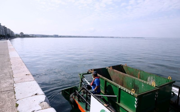 Υπογράφηκε η νέα σύμβαση για τον επιφανειακό καθαρισμό του Θερμαϊκού κόλπου