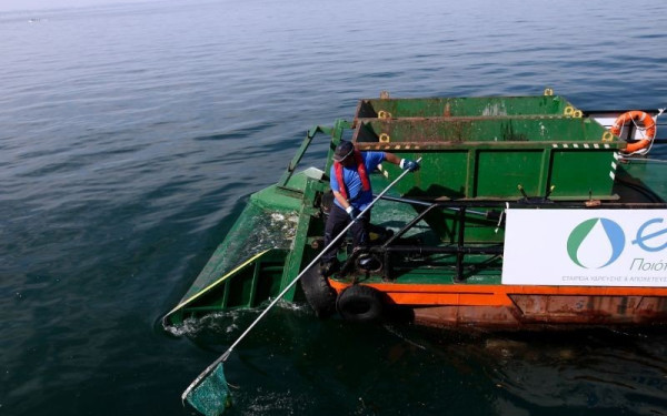 Σε μόνιμη πλέον βάση οι καθαρισμοί στον Θερμαϊκό από την "Αλκίππη" (Φωτ.)