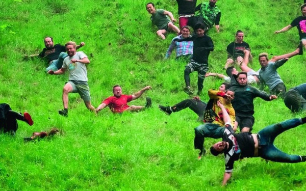 Cheese Rolling Contest, το πιο «καμένο» άθλημα στον κόσμο: Σπάνε χέρια, πόδια και κεφάλια κυνηγώντας ένα κομμάτι τυρί στην κατηφόρα (βίντεο)