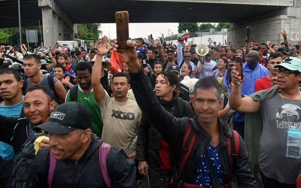 Χιλιάδες πρόσφυγες και μετανάστες ξεκίνησαν με τα πόδια από το Μεξικό για τις ΗΠΑ (βίντεο)