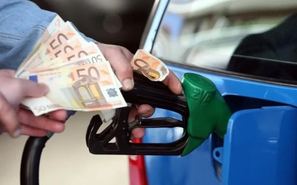 «Καίει» η έξοδος των αδειούχων του Αυγούστου - Ξεπερνά τα 2 ευρώ η βενζίνη στα νησιά