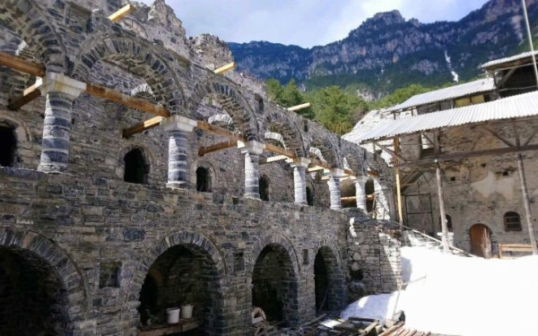 Κατερίνη: Με οδηγό μία ξεχασμένη φωτογραφία, η αναστήλωση ενός «πληγωμένου» μοναστηριού (Φωτ.)