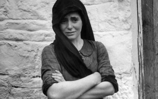 «Eδώ πονά η σιωπή, πονάει η πέτρα κάθε δρόμου»: 79 χρόνια από τη σφαγή του Διστόμου