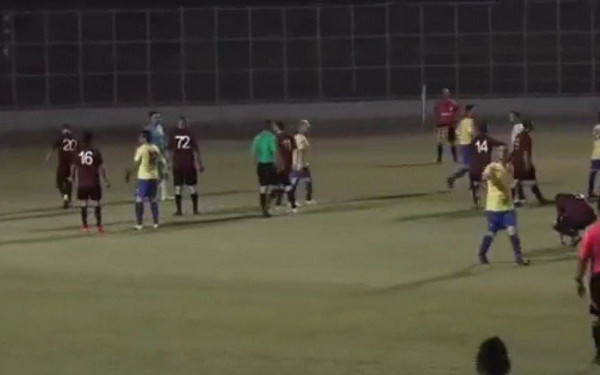 Αν είναι δυνατόν... Έπεσε ξύλο σε ποδοσφαιρικό αγώνα δικηγόρων! (βίντεο)