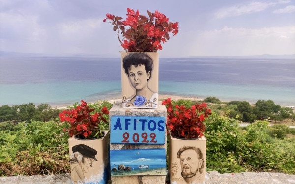 Πορτρέτα Ελλήνων καλλιτεχνών κοσμούν γλάστρες από τενεκέδες τυριού στα σοκάκια της Αφύτου