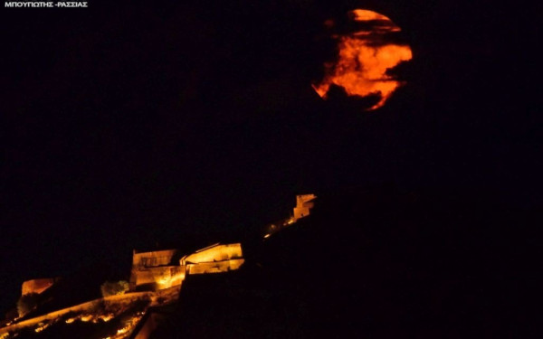 Μαγικές εικόνες από το Ναύπλιο - Το «πέπλο» που έριξε η υπερπανσέληνος της «φράουλας» (φωτ.)