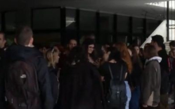 ΑΠΘ: Συγκέντρωση διαμαρτυρίας φοιτητών στην πρυτανεία παρά την καταιγίδα