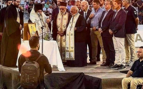 Εικόνα ντροπής στην Κρήτη: Πολιτικοί και ιερείς γέμισαν την εξέδρα και αποκλείστηκαν οι Παραολυμπιονίκες (βίντεο)