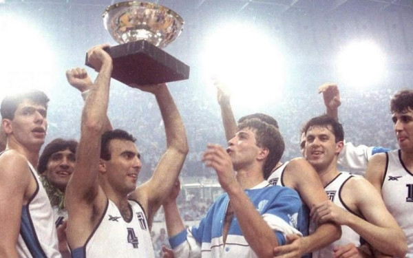 Ο μεγάλος Νίκος Γκάλης έγινε... μάθημα στην Α' Γυμνασίου (βίντεο)