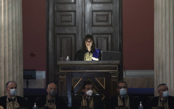 Επίτιμη διδάκτορας του Τμήματος Πολιτικής Επιστήμης και Δημόσιας Διοίκησης του ΕΚΠΑ η Κ. Σακελλαροπούλου