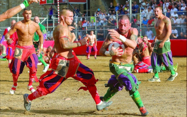 Calcio storico: Το μεσαιωνικό «ποδόσφαιρο» της Φλωρεντίας είναι ό,τι πιο βάρβαρο μπορείς να φανταστείς (βίντεο)