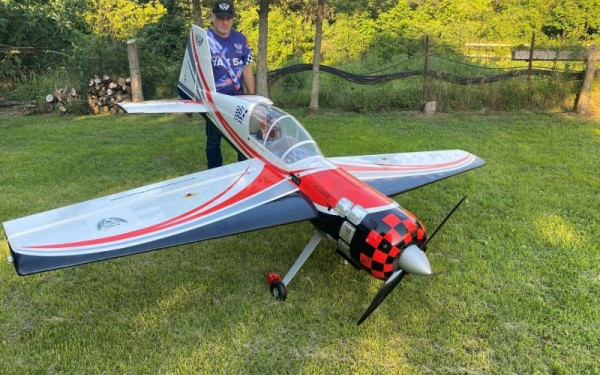 Έτοιμο να πετάξει στους ελληνικούς αιθέρες το μεγαλύτερο ακροβατικό τηλεκατευθυνόμενο αεροσκάφος (Φωτ.)