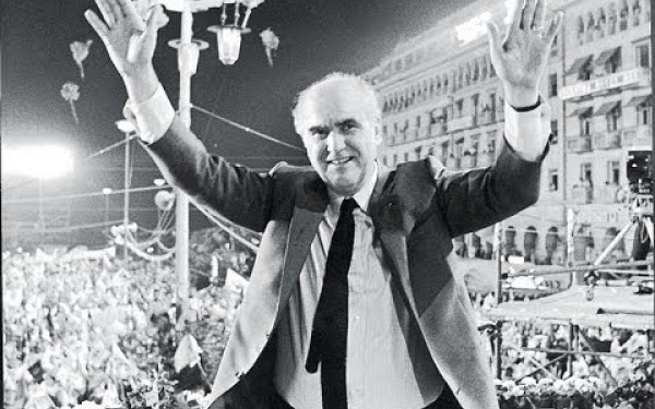 Οι παλιές... δόξες των κομμάτων - Τα πολιτικά συνθήματα που έγραψαν ιστορία (βίντεο)