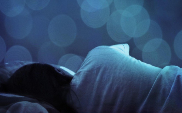Το αναμμένο φως την ώρα του ύπνου αυξάνει τον κίνδυνο παχυσαρκίας, διαβήτη και υπέρτασης στους ηλικιωμένους