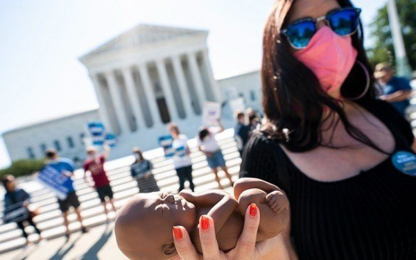 ΗΠΑ: Το 61% των αμερικανών ψηφοφόρων ενάντια στους περιορισμούς του δικαιώματος στην άμβλωση