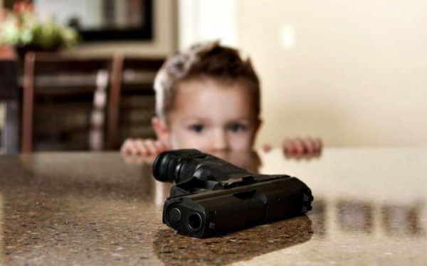 Νέα τραγωδία στις ΗΠΑ: Οκτάχρονος σκότωσε με το όπλο του πατέρα του, βρέφος ενός έτους