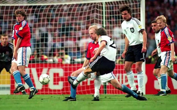 EURO 1996: Το "χρυσό γκολ" του Όλιβερ Μπίερχοφ στοιχειώνει ακόμη τα όνειρα των Τσέχων (βίντεο)