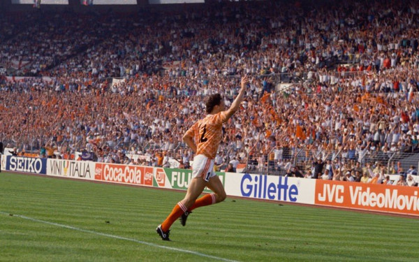 Οι άνω των 40 θα θυμούνται για πάντα την γκολάρα του Φαν Μπάστεν (βίντεο)