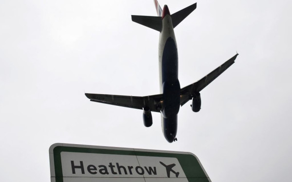 Βρετανία: Υποχρεωτική από σήμερα η έκδοση ηλεκτρονικής ταξιδιωτικής άδειας - Πότε θα ισχύσει για πολίτες της ΕΕ