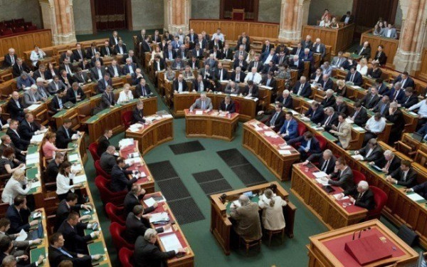 ΠΓΔΜ: Ξεκινά στην ολομέλεια η συζήτηση για αναθεώρηση του Συντάγματος