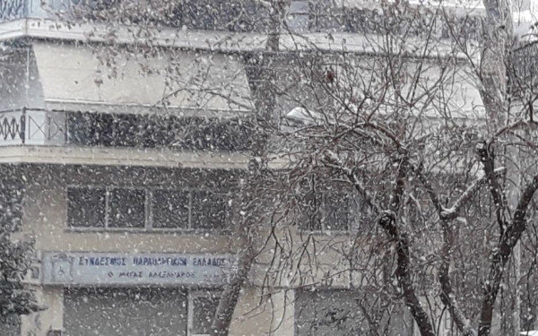 Ο Λέανδρος "ντύνει" τη Θεσσαλονίκη στα λευκά (βίντεο)