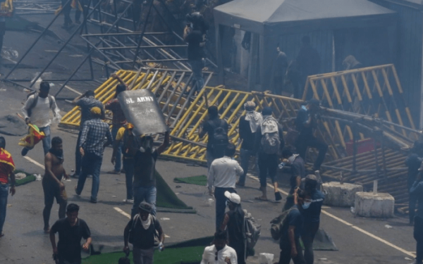 Χάος στη Σρι Λάνκα: Στις φλόγες η κατοικία του πρωθυπουργού (βίντεο)