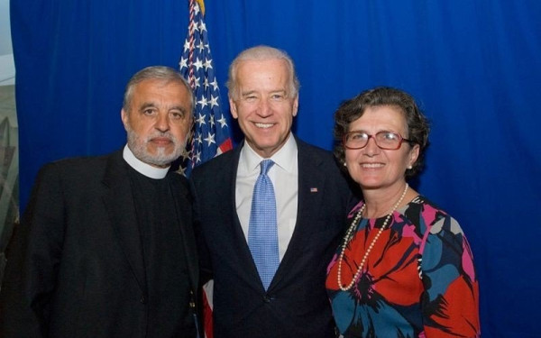 Πατήρ Αλέξανδρος Καρλούτσος: Ο Τζο Μπάιντεν θα του απονείμει το «Προεδρικό Μετάλλιο της Ελευθερίας»