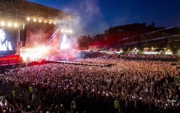 Ρώμη: Πάνω από 70.000 θεατές χωρίς μάσκα στη συναυλία των Maneskin - Αντιδράσεις του υπ. Υγείας