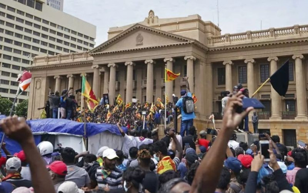 Σε κατάσταση «έκτακης ανάγκης» κηρύχθηκε η Σρι Λάνκα