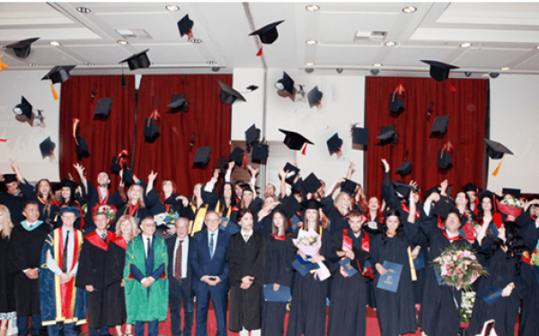 Λαμπρή τελετή αποφοίτησης του New York College Θεσσαλονίκης