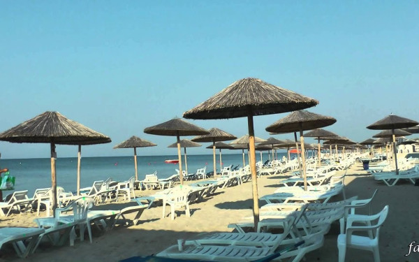 Με παραβάσεις σχεδόν 1 στις 3 επιχειρήσεις στις παραλίες – 11 νέες συλλήψεις στη Νάξο για κατάληψη αιγιαλού με ξαπλώστρες