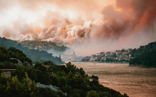 Καταστροφή σε Κροατία και Μαρόκο: Οι πυρκαγιές ξεσπίτωσαν κόσμο και κατέκαψαν δεκάδες χιλιάδες στρέμματα δάσους (βίντεο)