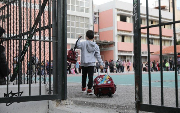 Σχολεία: Πρώτο κουδούνι για το 2023 με «κοκτέιλ» ιώσεων και κορονοϊού - Τι ισχύει για μάσκες και απουσίες