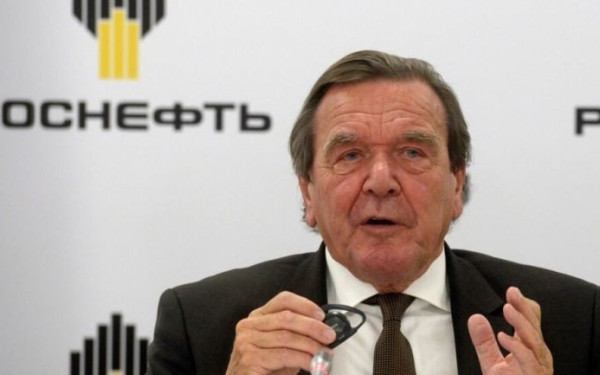 Γερμανία: Ο «άνθρωπος του Πούτιν» Γκέρχαρντ Σρέντερ παραμένει μέλος του SPD με κομματική απόφαση