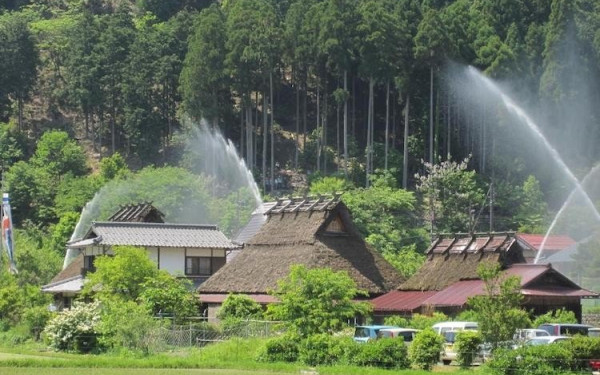 Κάν' το όπως η Ιαπωνία: Πώς ένα χωριό προστατεύεται από τις πυρκαγιές, προσφέροντας μοναδικό θέαμα (βίντεο, φωτ.)