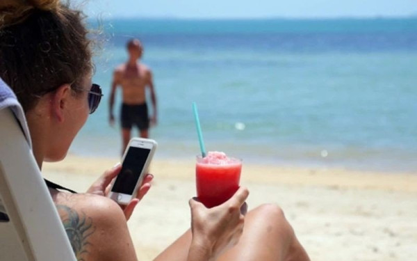 ΕΕΤΤ: Ο δωδεκάλογος της σωστής χρήσης κινητών συσκευών στις καλοκαιρινές διακοπές (βίντεο)