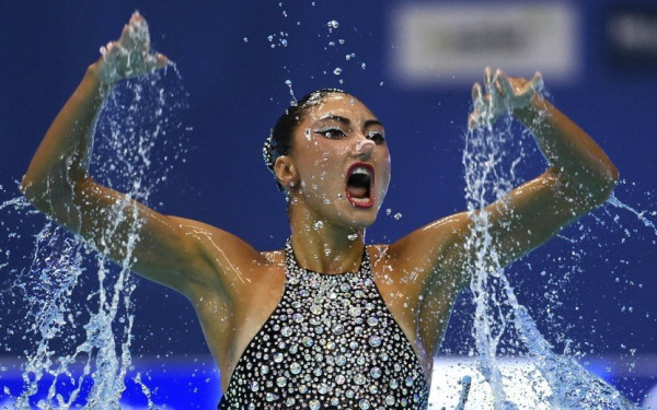 Η Ευαγγελία Πλατανιώτη «ζωγραφίζει» στο νερό